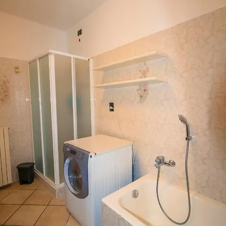 House Nicholas ג'רה לאריו