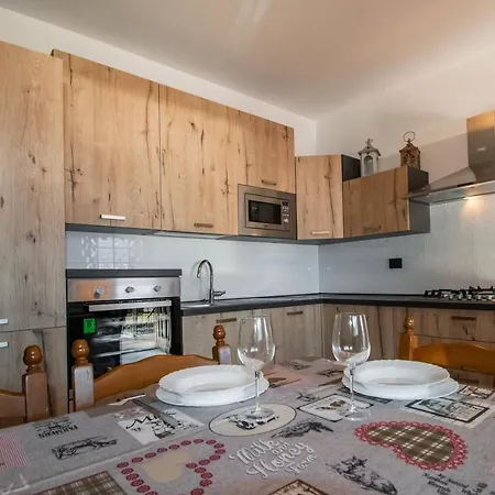 House Nicholas * ג'רה לאריו