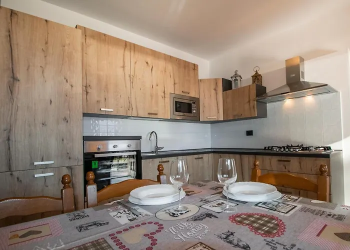 House Nicholas * Gera Lario